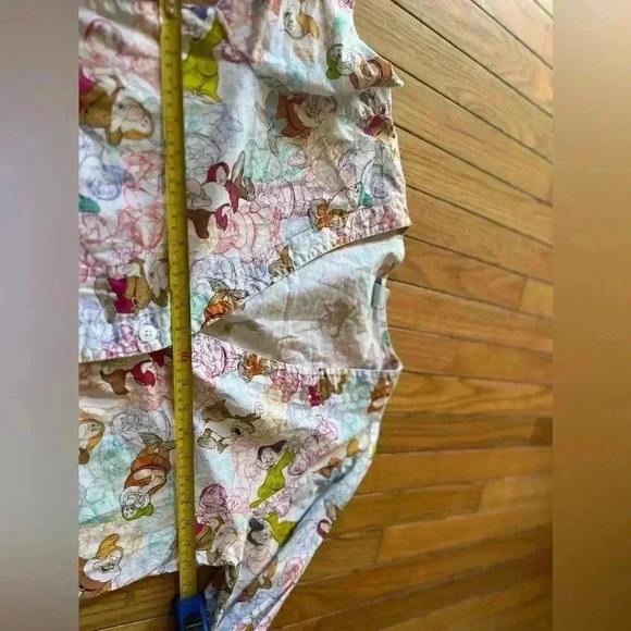 Disney 7 Dwarfs Scrubs Chore Shirt Women’s Size Large Button Down Long Sleeve - Picture 5 of 6